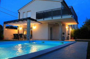 Villa Divina mit Garten, Terrasse und Pool